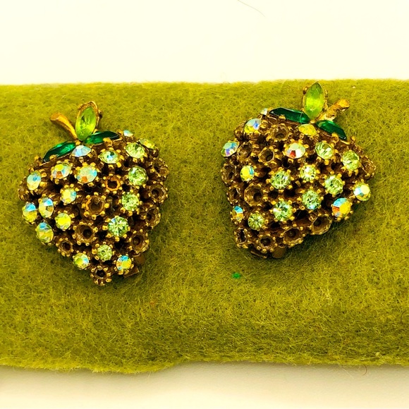 Vintage Clip on Earrings - Picture 1 of 6